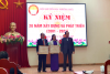 Ông Đào Duy Trung, Chủ tịch Hội khuyến học quận Tây Hồ trao Giấy khen của Hội khuyến học Hà Nội cho các cá nhân tiêu biểu tại Hội nghị