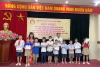 Bà Nguyễn Thị Ngọc Minh - Chủ tịch HKh Hà Nội và Ông Trần Quyết Thắng  - Phó Bí thư thường trực quận Hai bà Trưng trao thưởng cho học sinh
