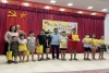 Bà Nguyễn Thục Lương – Phó chủ tịch UBND phường và ông Chu Hữu Hồng – Bí thư chi bộ, Tổ trưởng dân phố số 4 trao quà cho trẻ em của tổ.