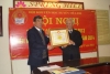 NGND Nguyễn Kim Hoãn trao Bằng khen của UBND TP Hà Nội cho Hội khuyến học Mê Linh