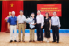 Ông Đào Duy Trung, Chủ tịch HKH quận tặng quà cho học sinh giỏi tại Chi hội khuyến học số 14, P.Bưởi