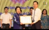 Bà Đinh Thị Đoan Trang vinh dự đón nhận khen thưởng tại sự kiện vinh danh "Người tốt, việc tốt" của Thành phố Hà Nội do Truyền hình Hà Nội ghi hình