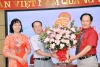 Ông Đào Duy Trung, Chủ tịch hội khuyến học quận tặng hoa chúc mừng Đại hội HKH phường Thụy Khuê