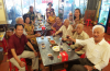 Ông Nguyễn Văn Truyền nguyên Chủ tịch HKH quận Tây Hồ cùng các bạn già gặp nhau nhớ về những năm tháng làm khuyến học