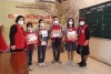 BGH nhà trường cũng là hội viên Hội Chữ thập đỏ phường trao quà cho những học sinh trong trường có nhiều khó khăn – Xuân Nhâm Dần