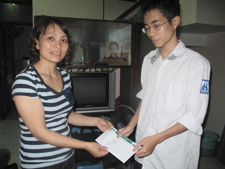 Đại diện Quỹ Khuyến học "Vòng tay đồng đội" tặng học bổng tới em Nguyễn Trung Hiếu.