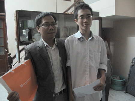 Đại diện Công ty cổ phần Hồng Hạc Đại Lải trao học bổng 5 triệu đồng tới Nguyễn Trung Hiếu.