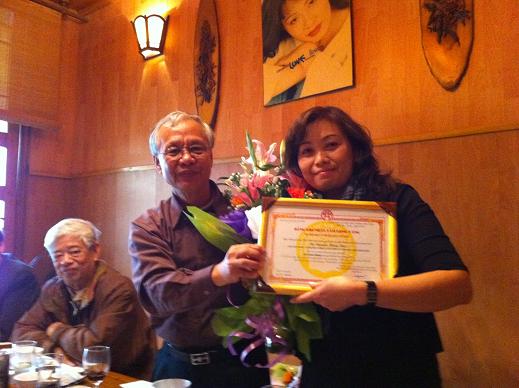 Chủ tịch Hội KHHN- NGND Nguyễn Kim Hoãn trao tặng bằng khen cho cô giáo Nguyễn Hằng Nga