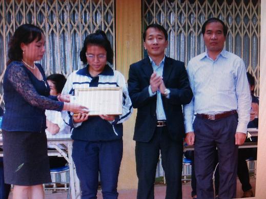 Bà Nguyễn Thị Hoan cùng Giám đôc quỹ và Hiệu trưởng nhà trường trong buổi lễ trao học bổng