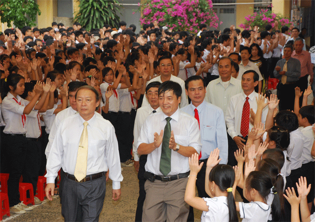 Đồng chí Võ Văn Phuông và các đại biểu vào dự lễ