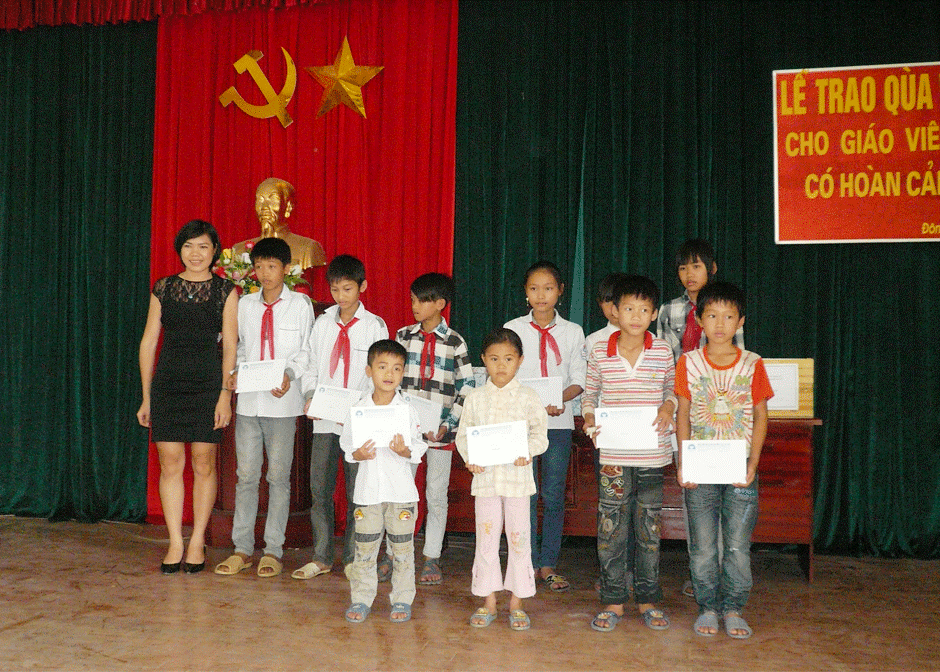 Bà Vũ Hoài Thanh trao học bổng cho các cháu học sinh