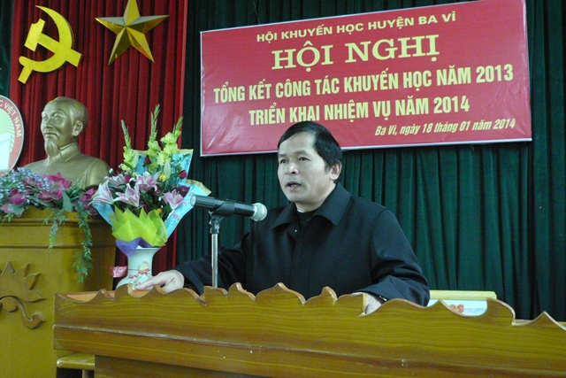 Đồng chí Bạch Công Tiến - Uỷ viên thường vụ huyện uỷ, PCT UBND huyện, Chủ tịch Hội khuyến học huyện khai mạc hội nghị.