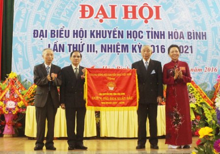 Ông Nguyễn Mạnh Cầm trao Cờ thi đua xuất sắc cho Hội khuyến học tỉnh Hòa Bình