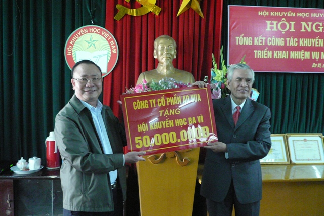 Ông Nguyễn Mạnh Thảnh trao tài trợ cho Quỹ khuyến học Ba Vì  trong dịp tổng kết công tác khuyến học năm 2014