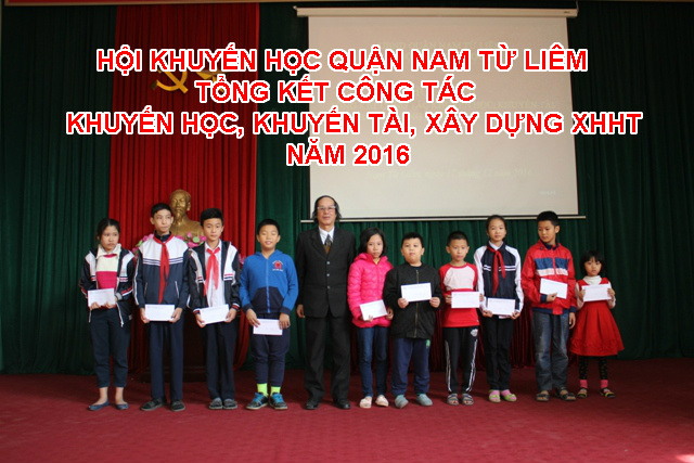 Ông Trần Quốc Sơn - Chủ tịch HKH quận trao học bổng cho học sinh