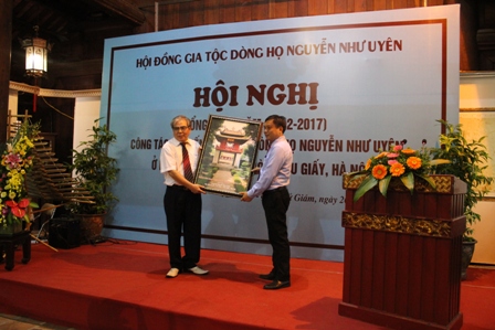 Trung tâm hoạt động văn hóa và quản lý di tích Quốc gia đặc biệt Quốc Tử giám trao lưu niệm cho dòng họ Nguyễn Như Uyên