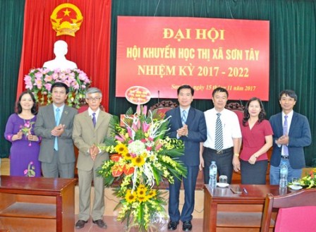 Lãnh đạo thị xã Sơn Tây tặng hoa chúc mừng Đại hội