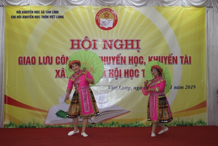 Tiết mục văn nghệ giao lưu múa dân tộc Mông