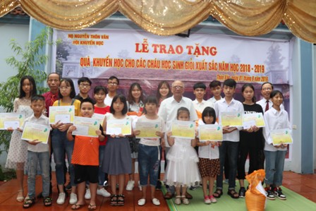 Dòng họ Nguyễn thôn Vân, xã Hợp Thanh trao thưởng cho con cháu