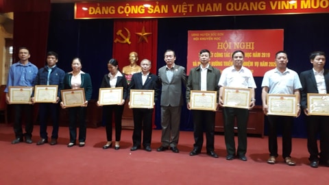 Ông Nguyễn Văn Xa - Phó Chủ tịch Hội khuyến học Hà Nôi trao thưởng cho các tập thể và cá nhân có thành tích trong năm 2019