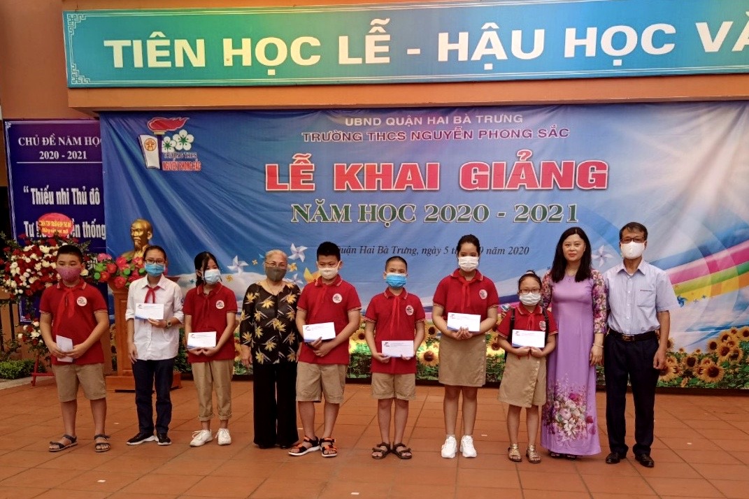Tặng thẻ bảo hiểm Y tế cho học sinh Trường THCS Nguyễn Phong Sắc