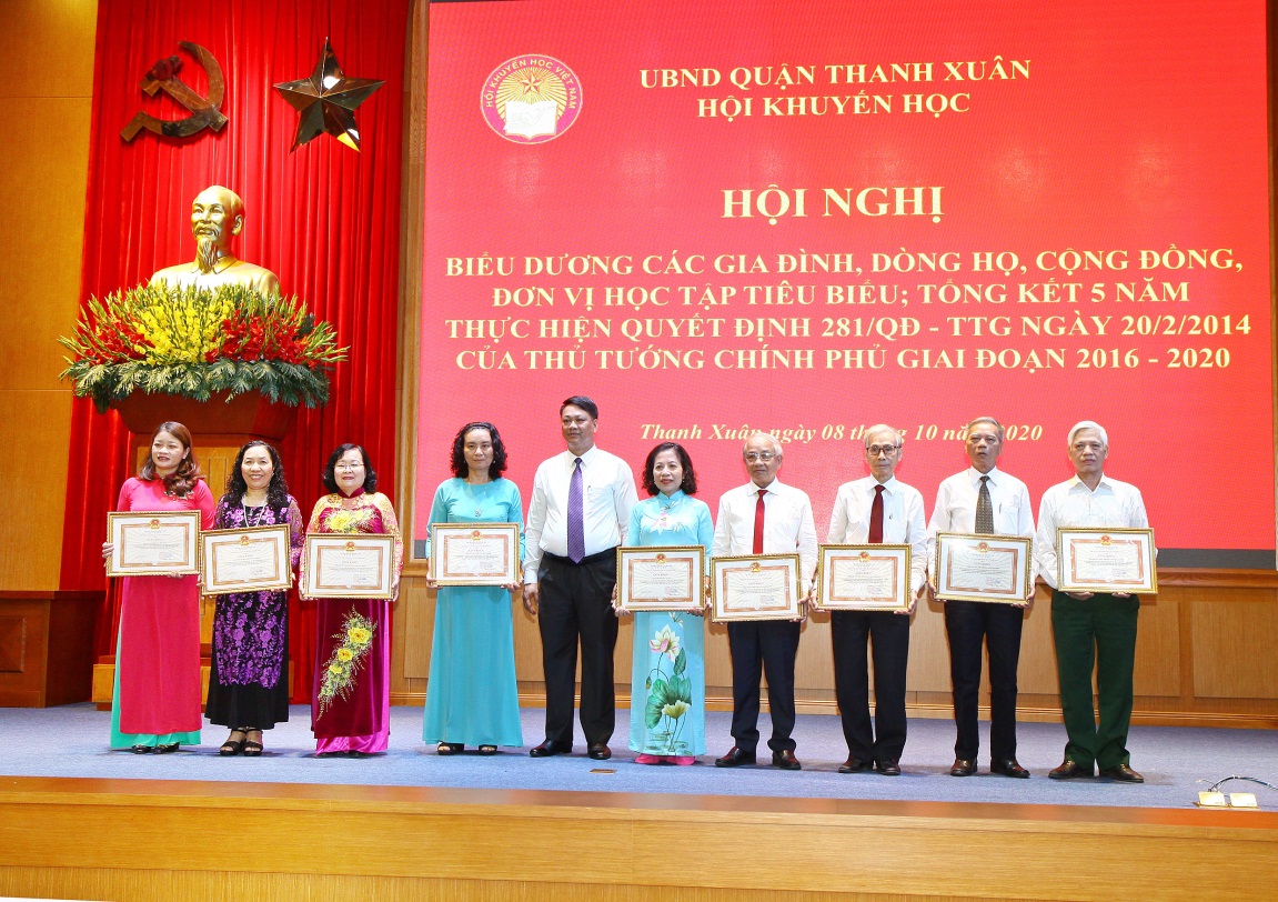 Ông Nguyễn Minh Tiến - Phó Bí thư Quận ủy trao thưởng
