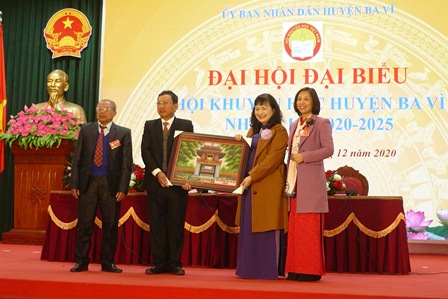 Bà Nguyễn Thị Ngọc Minh - Chủ tịch HKH TP Hà Nội trao lưu niệm cho Đại hội