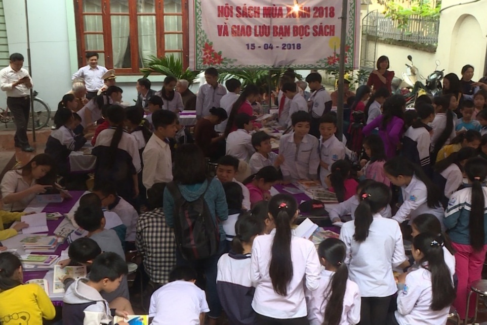 Các em học sinh tham dự ngày hội sách do dòng họ Trần tổ chức.