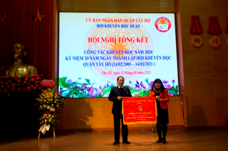 Bà Nguyễn Thị Ngọc Minh UVTW HKH VN, Chủ tịch HKH Hà Nội trao cờ thi đua xuất sắc giai đoạn 2001 - 2021 của TWHKHVN cho HKH Tây Hồ