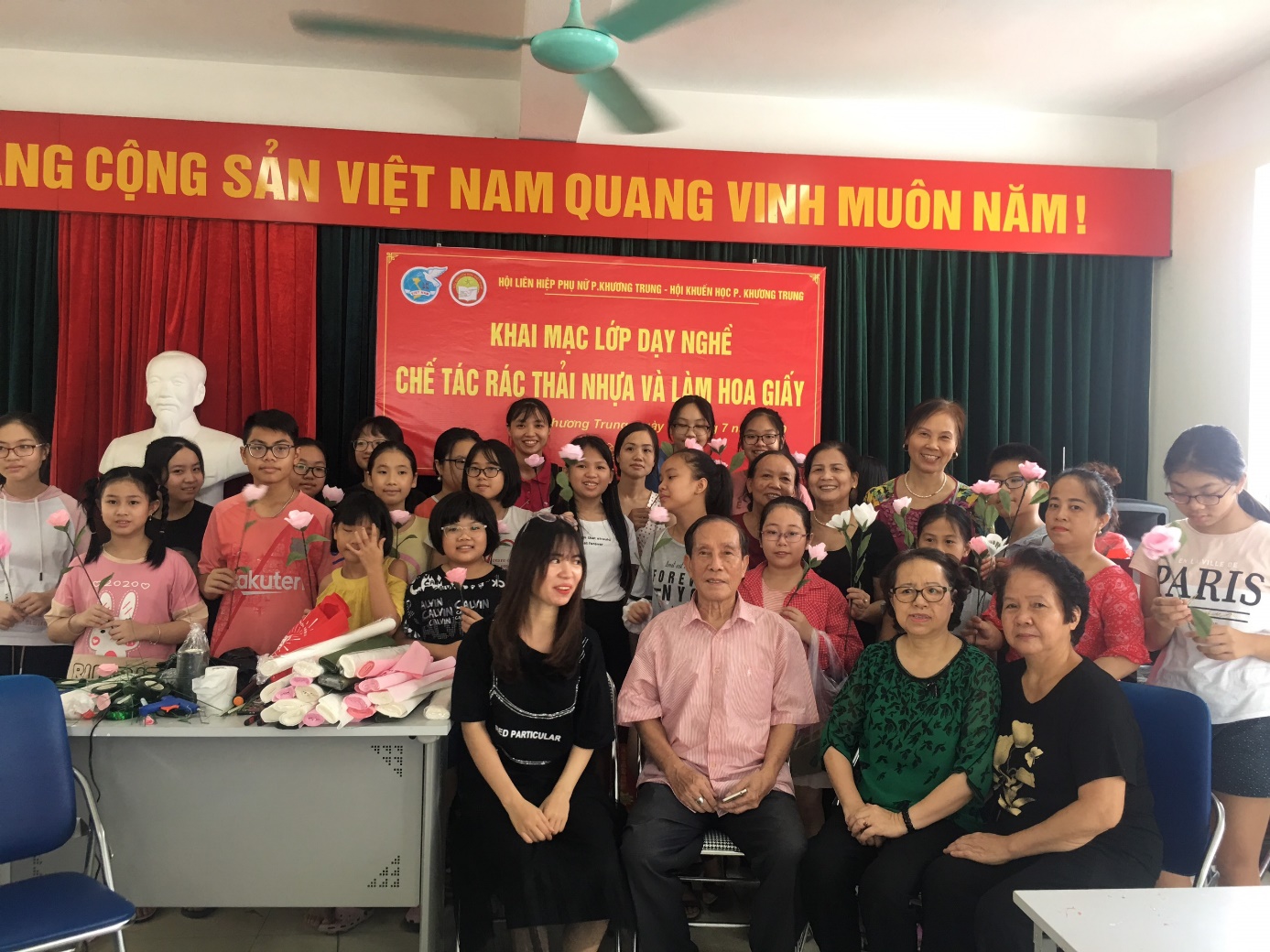 Anh Nguyễn Đình Quỳnh cùng với lớp dạy nghề cắm hoa