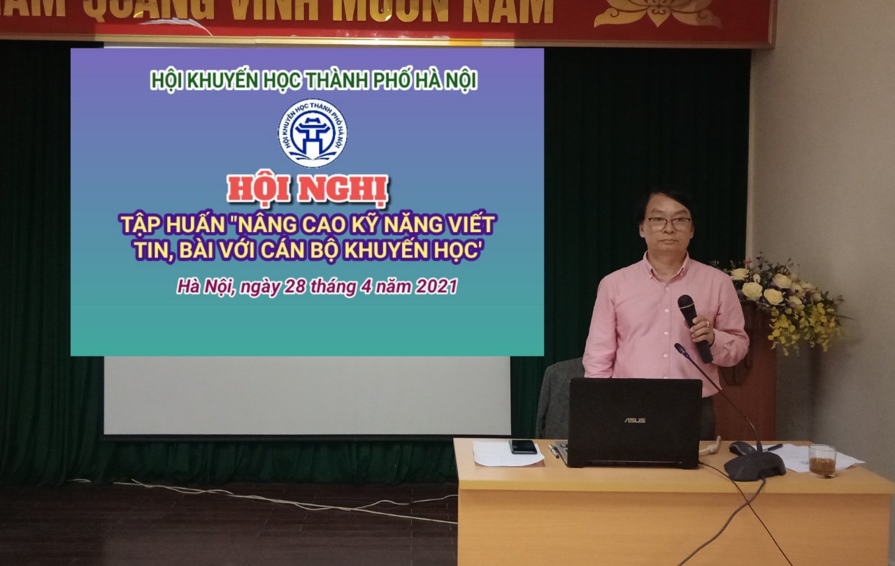 Ông Nguyễn Quang Đông Thành - Phó Chủ tịch Hội HKH Hà Nội trình bày bài giảng (Ảnh Phan Lạc Sắc)