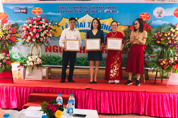 Chị Phạm Thị Diệu tặng sách cho Trung tâm giáo dục cộng đồng xã Đồng Tiến.