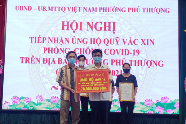 Đồng chí bí thư chi bộ Lê Huy Hưng (bên trái) Ủng hộ Quỹ Vắc xin 170 triệu đồng
