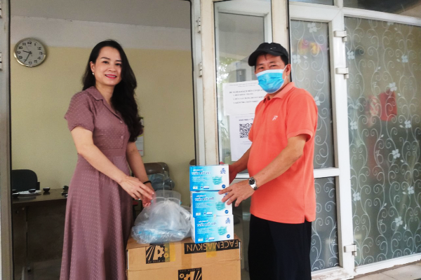 Bà Lê Thị Nga PCT HKH; Phó phòng GD&ĐT quận gửi tặng khẩu trang và kính phòng dịch cho hội viên HKH các phường tham gia trực chốt