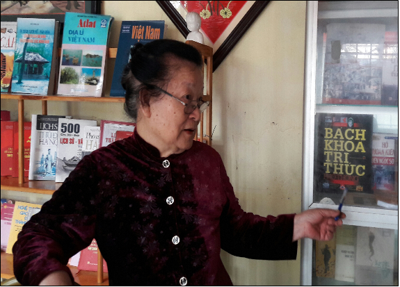 Nhà giáo Trần Thị Bình giới thiệu tủ sách  trong phòng đọc miễn phí miễn phí của bà