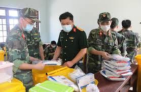 Hình ảnh những người lính đang chuẩn bị hàng giúp dân trong vùng dịch