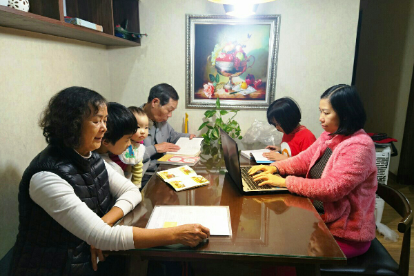 Một cảnh học tập buổi tối của gia đình bà Nguyễn Thị Chung