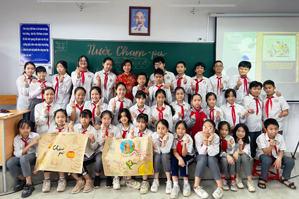 Các học sinh trường THCS Nhật Tân