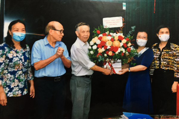 Bà Nguyễn Thị Việt Hà Phó chủ tịch UBND cùng các vị lãnh đạo phường tặng hoa chúc mừng Hội nghị kỷ niệm 25 năm ngày thành lập HKH Việt Nam