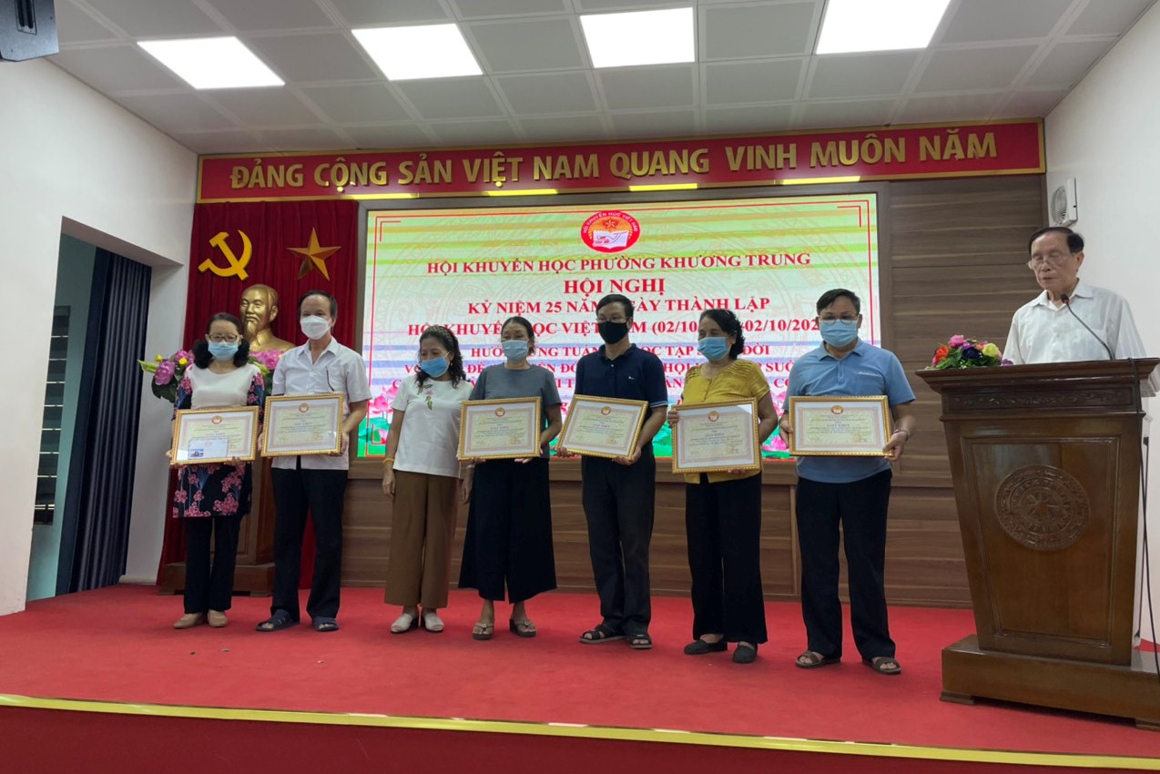 bà Chu Thị Liên Hương - Chủ tịch HKH quận trao thưởng cho các tập thể và cá nhân có thành tích xuất sắc