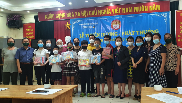 Ông Nguyễn Đình Hưng, Bí thư chi bộ 3 và các ông bà Hội khuyến học phường Bưởi dự Hội nghị và trao thưởng cho các cháu học sinh giỏi của địa phương.