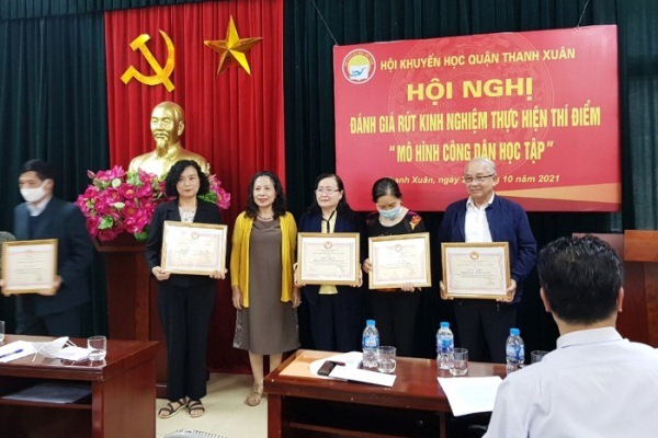 Bà Chu Thị Liên Hương - Chủ tịch quận hội trao khen thưởng                                   (Ảnh: Phan Hữu Ngụ)
