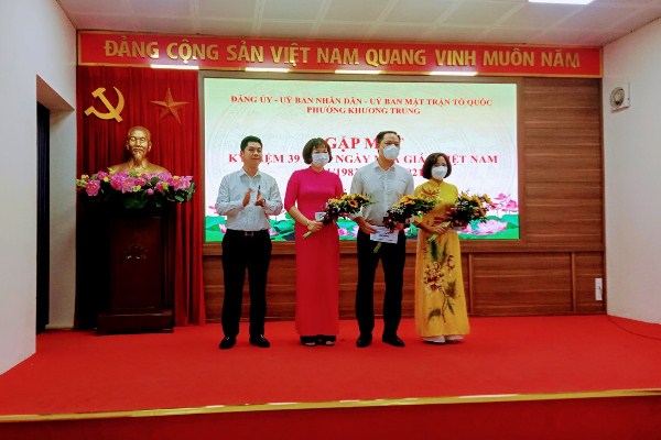 Lãnh đạo tặng hoa nhân ngày Nhà giáo Việt Nam