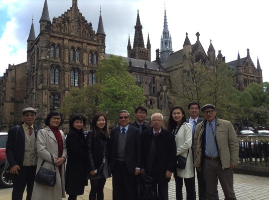 Đoàn nghiên cứu chụp ảnh lưu niệm tại Đại học Glasgow Người đứng giữa (đeo kính) là GS Nguyễn Minh Thuyết – Trưởng đoàn