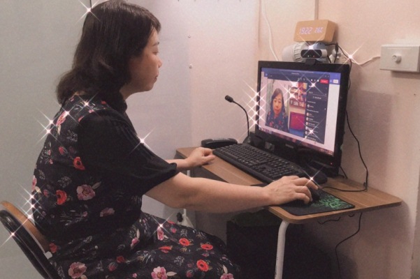 Cô giáo Trần Thị Thúy đang lên lớp trực tuyến giờ toán học