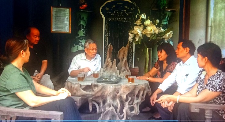 Cụ giáo Nguyễn Trà (Người ngồi thứ 3 từ trái sáng phải)