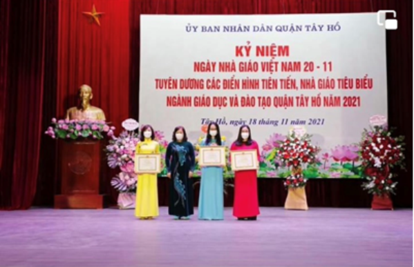 Cô giáo Hồ Thị Hồng Nhung- phó Hiệu trưởng nhà trường (áo xanh) đạt danh hiệu Nhà giáo Hà Nội tâm huyết sáng tạo cấp thành phố lần thứ 5- năm học 2020- 2021
