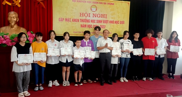 ông Phan Lạc Sắc - Ủy viên Thường vụ Hội khuyến học Thành phố Hà Nội trao thưởng cho học sinh, sinh viên vượt khó học giỏi