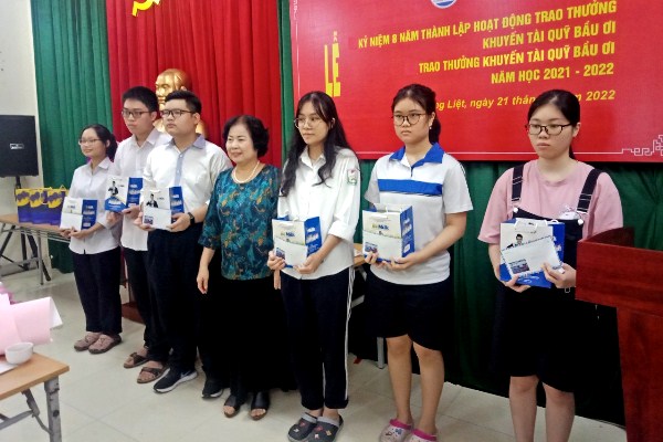 Bà Trương Tuyết Nhung - Trương ban vận động Quỹ khuyến tài "Bầu ơi" trao thưởng cho các cháu