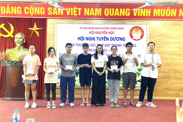 Bà Nguyễn Thị Tuyết Ngọc - Phó chủ tịch UBND phường trao thưởng cho các em học sinh giỏi cấp Thành phố